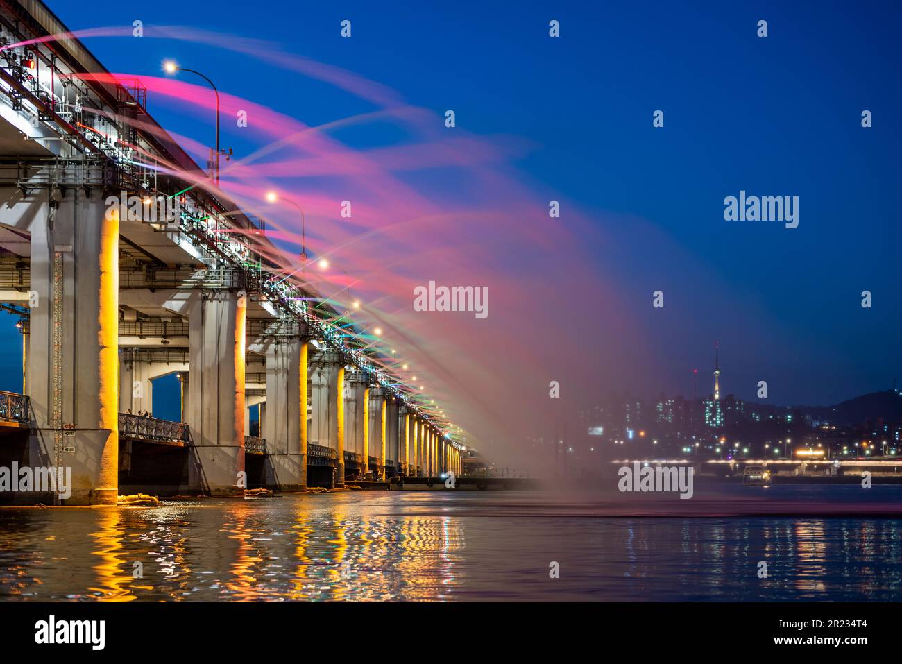 Banpo Bridge Mondschein-Regenbogenbrunnen am Han River in Seoul, der Hauptstadt Südkoreas Stockfoto