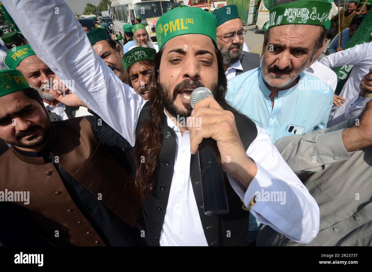 Peshawar, Khyber Pakhtunkhwa, Pakistan. 15. Mai 2023. Aktivisten der Pakistan Muslim League (N) und Anhänger der Pakistanischen Demokratischen Bewegung (PDM) verlassen sich zu einer Kundgebung in Islamabad, um gegen die angebliche ungebührliche Erleichterung der Justiz gegenüber dem ehemaligen pakistanischen Premierminister Imran Khan zu protestieren. (Kreditbild: © Hussain Ali/Pacific Press via ZUMA Press Wire) NUR REDAKTIONELLE VERWENDUNG! Nicht für den kommerziellen GEBRAUCH! Stockfoto