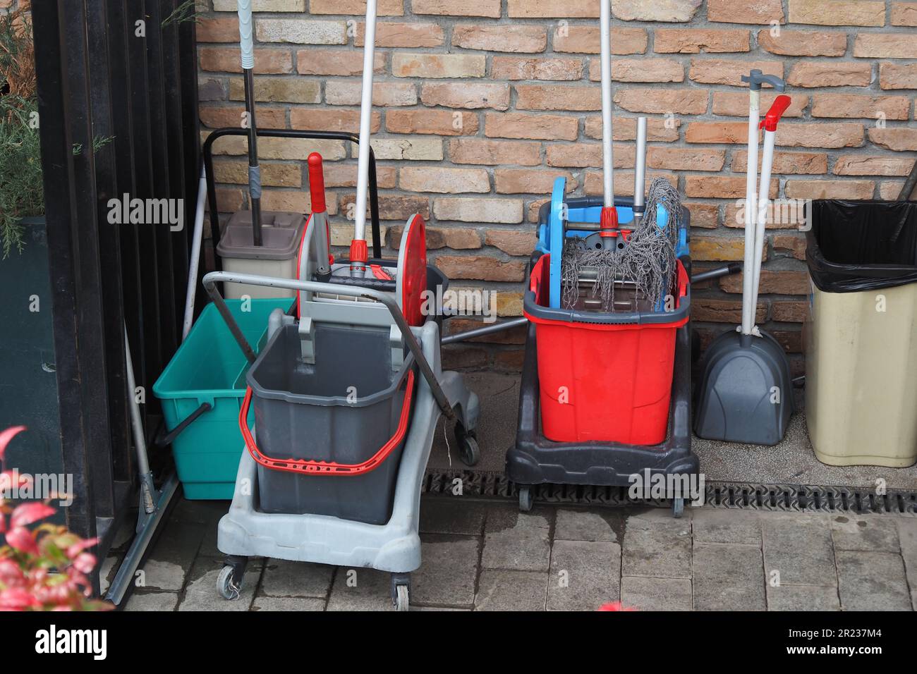 Materialien für Hausarbeit und Hausreinigung. Stockfoto