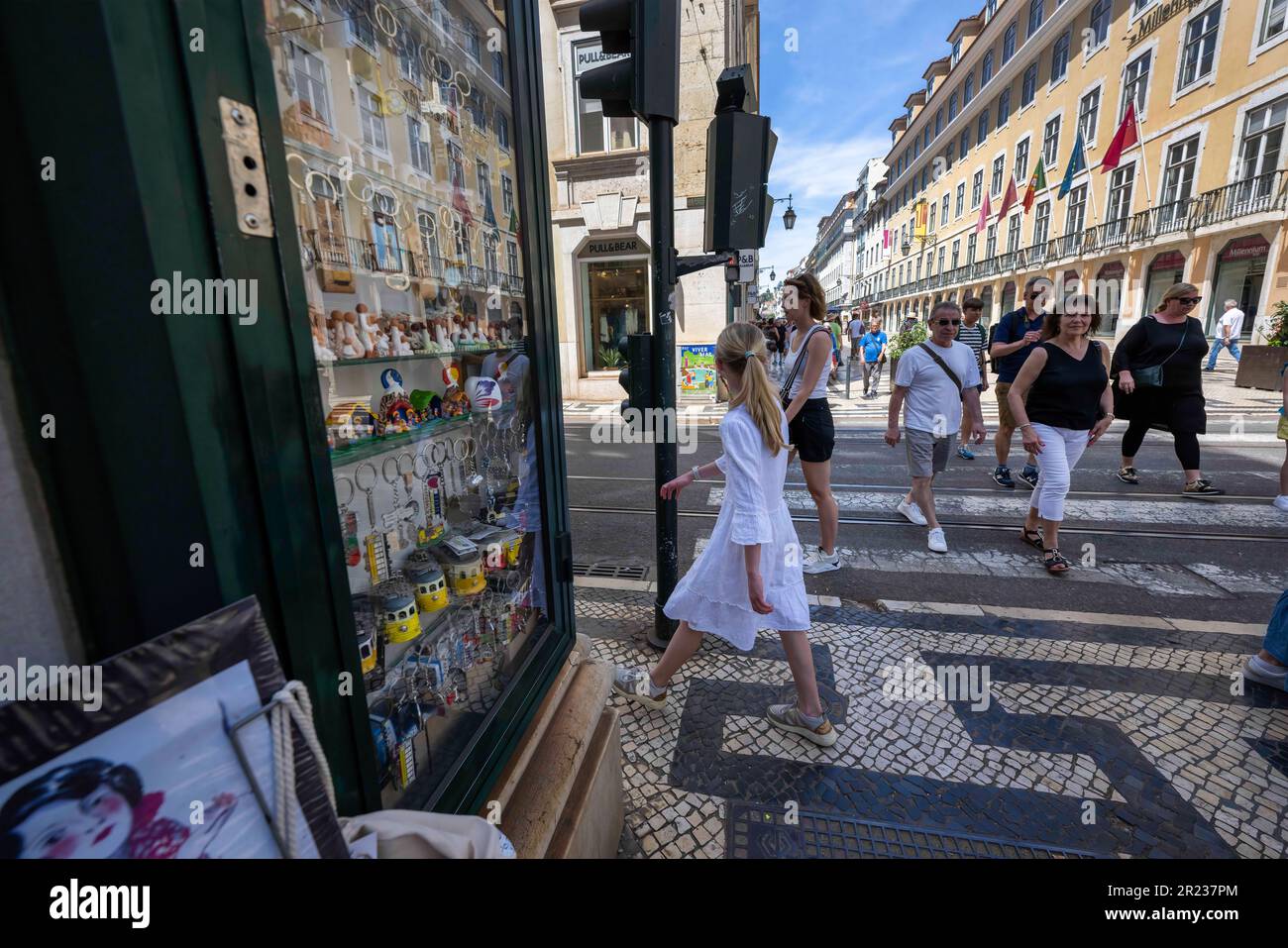 Lissabon, Portugal. 02. Mai 2023. Man sieht Leute beim Spaziergang entlang der Rua da Prata (Da Prata Straße) im Viertel Baixa. Kredit: SOPA Images Limited/Alamy Live News Stockfoto