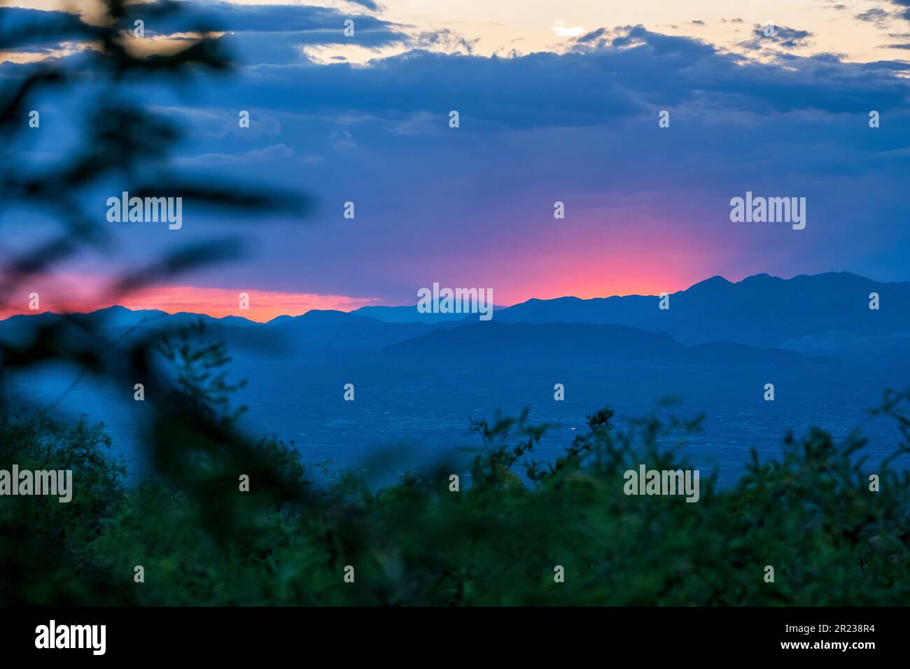 Sonnenuntergang in den Baboquivari Mountains südlich von Tucson, Arizona, vom Madera Canyon aus gesehen Stockfoto