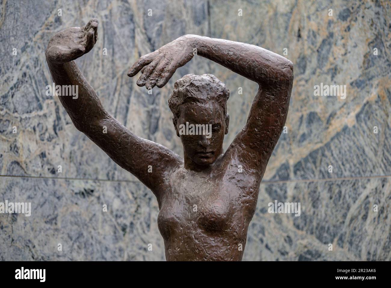 Alba-Skulptur von Georg Kolbe im Mies-Van-der-Rohe-Pavillon in Montjuic (Barcelona, Katalonien, Spanien) ESP: Escultura Alba de Georg Kolbe Stockfoto