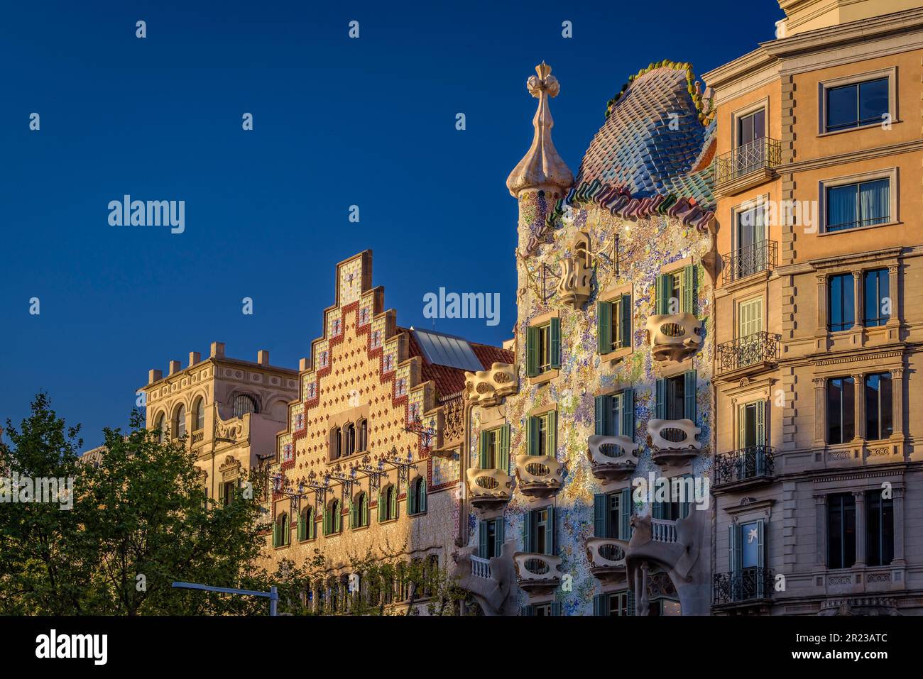 Casa Batlló von Antoni Gaudi und Casa Amatller von Josep Puig i Cadafalch früh am Morgen auf der Passeig de Gracia Avenue Barcelona Catalonia Spanien Stockfoto