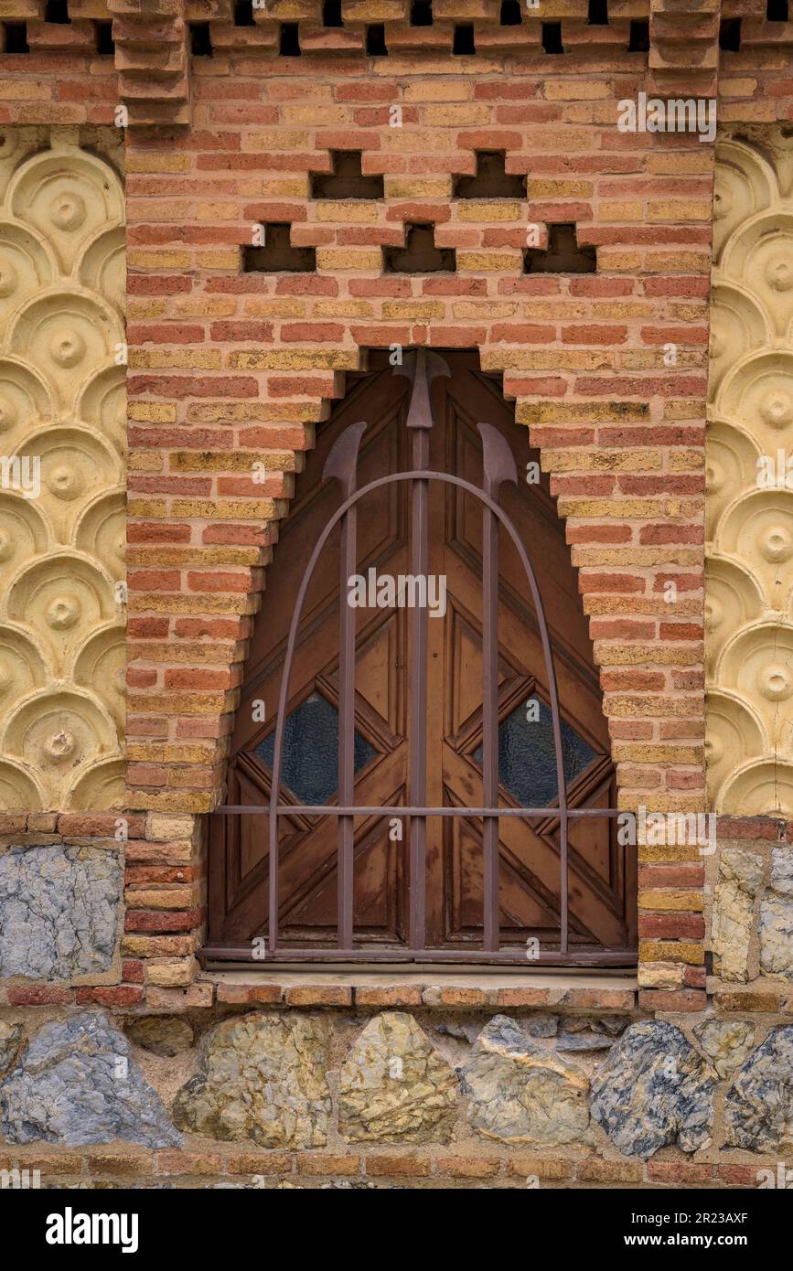 Detail eines Fensters der Güell-Pavillons, ein Werk von Gaudí, mit der charakteristischen Form eines Parabelbogens (Barcelona, Katalonien, Spanien) Stockfoto