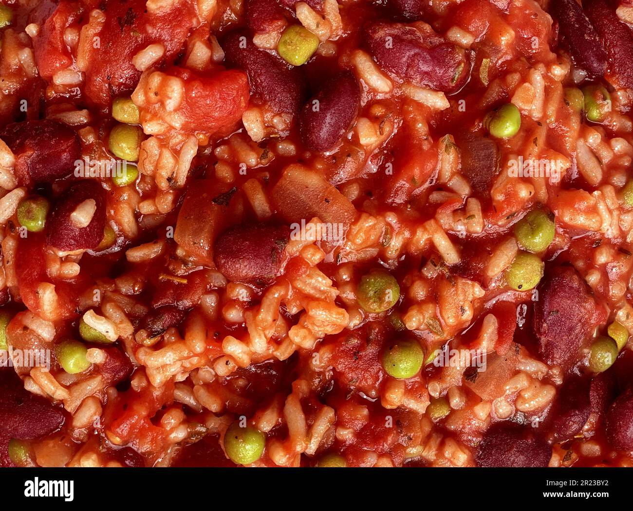 Veganes Chili oder vegetarisches Tomatenrisotto als rustikales Gericht auf Pflanzenbasis mit Reistomaten und Kidney Beans als Bio-Küche. Stockfoto