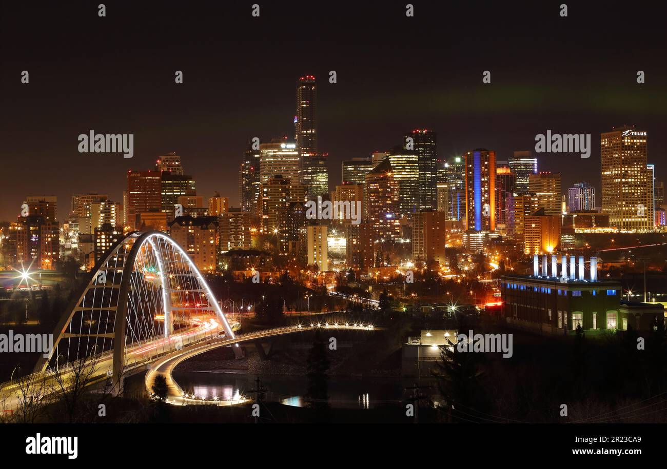 Edmonton, Alberta, Kanada, mit schwachen Nordlichtern bei Nacht. Stockfoto