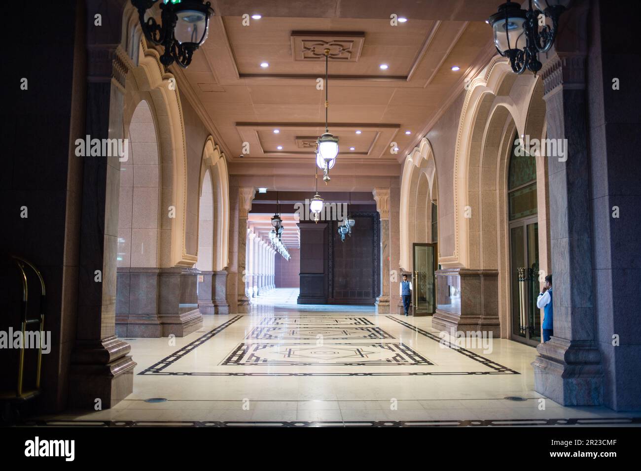 Außenflur des Emirates Palace Hotel in Abu Dhabi, VAE. Stockfoto
