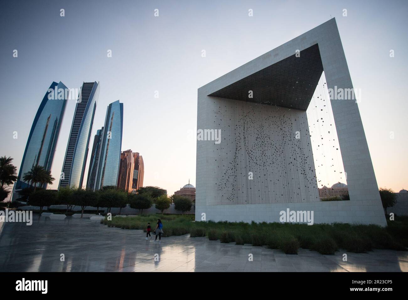Das Founder's Memorial und die umliegenden Wolkenkratzer im Zentrum von Abu Dhabi, VAE. Stockfoto