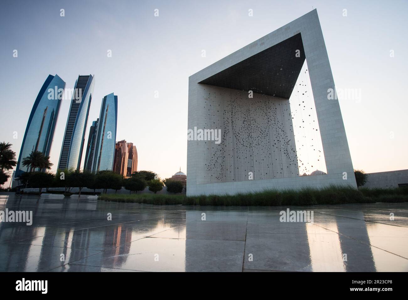 Das Founder's Memorial und die umliegenden Wolkenkratzer im Zentrum von Abu Dhabi, VAE. Stockfoto