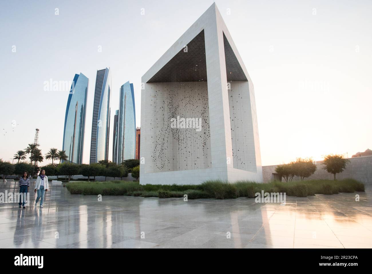 Das Founder's Memorial und die umliegenden Wolkenkratzer im Zentrum von Abu Dhabi, VAE. Stockfoto