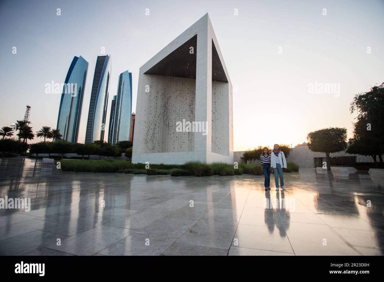 Das Founder's Memorial und die umliegenden Wolkenkratzer im Zentrum von Abu Dhabi, VAE. Stockfoto