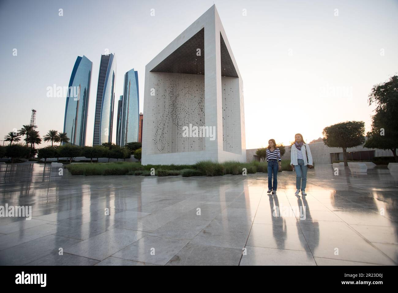 Das Founder's Memorial und die umliegenden Wolkenkratzer im Zentrum von Abu Dhabi, VAE. Stockfoto
