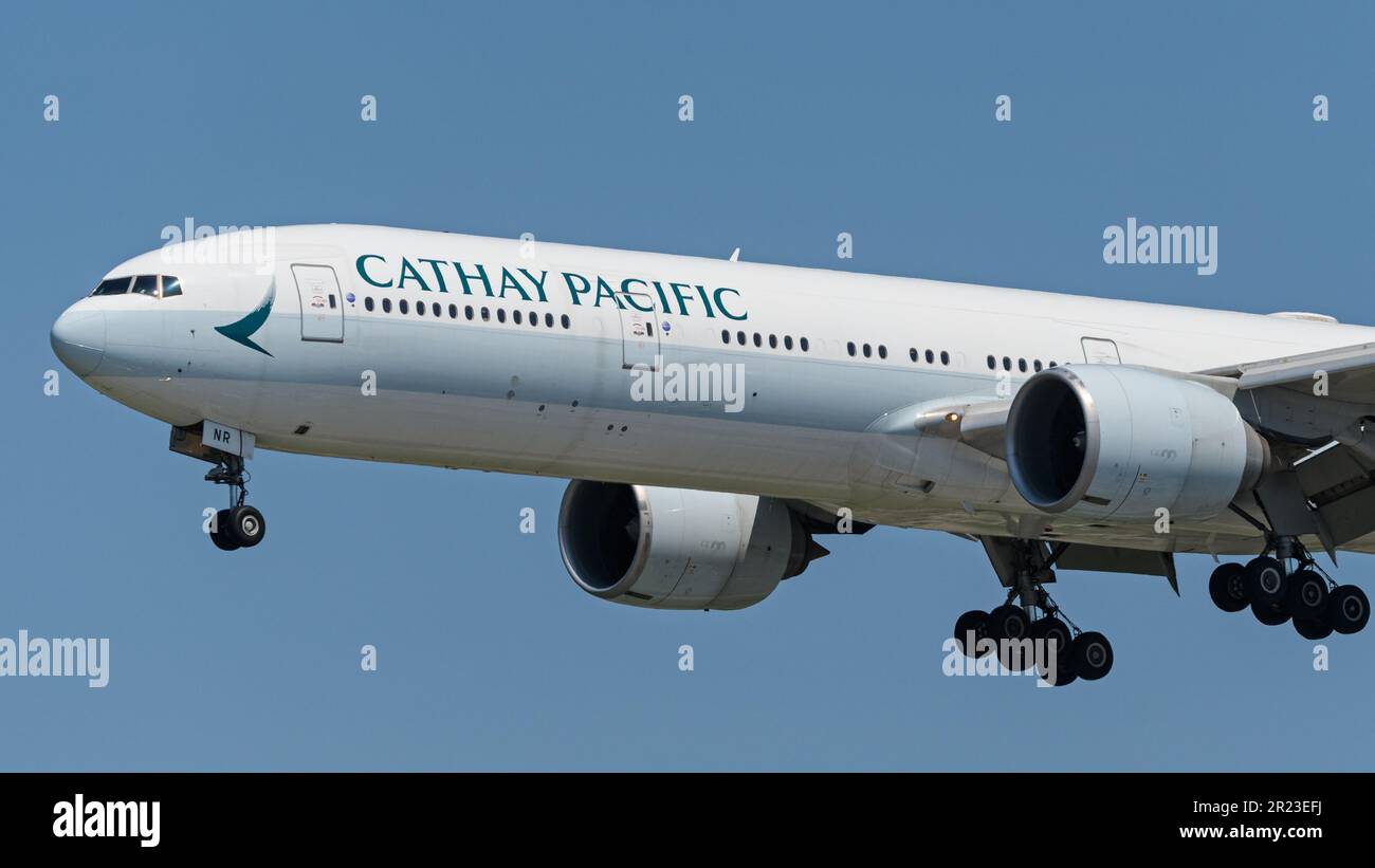 Richmond, British Columbia, Kanada. 16. Mai 2023. Ein Cathay Pacific Boeing 777-300ER Jetliner (B-HNR) in der Luft im Landeanflug am Vancouver International Airport. (Kreditbild: © Bayne Stanley/ZUMA Press Wire) NUR REDAKTIONELLE VERWENDUNG! Nicht für den kommerziellen GEBRAUCH! Stockfoto