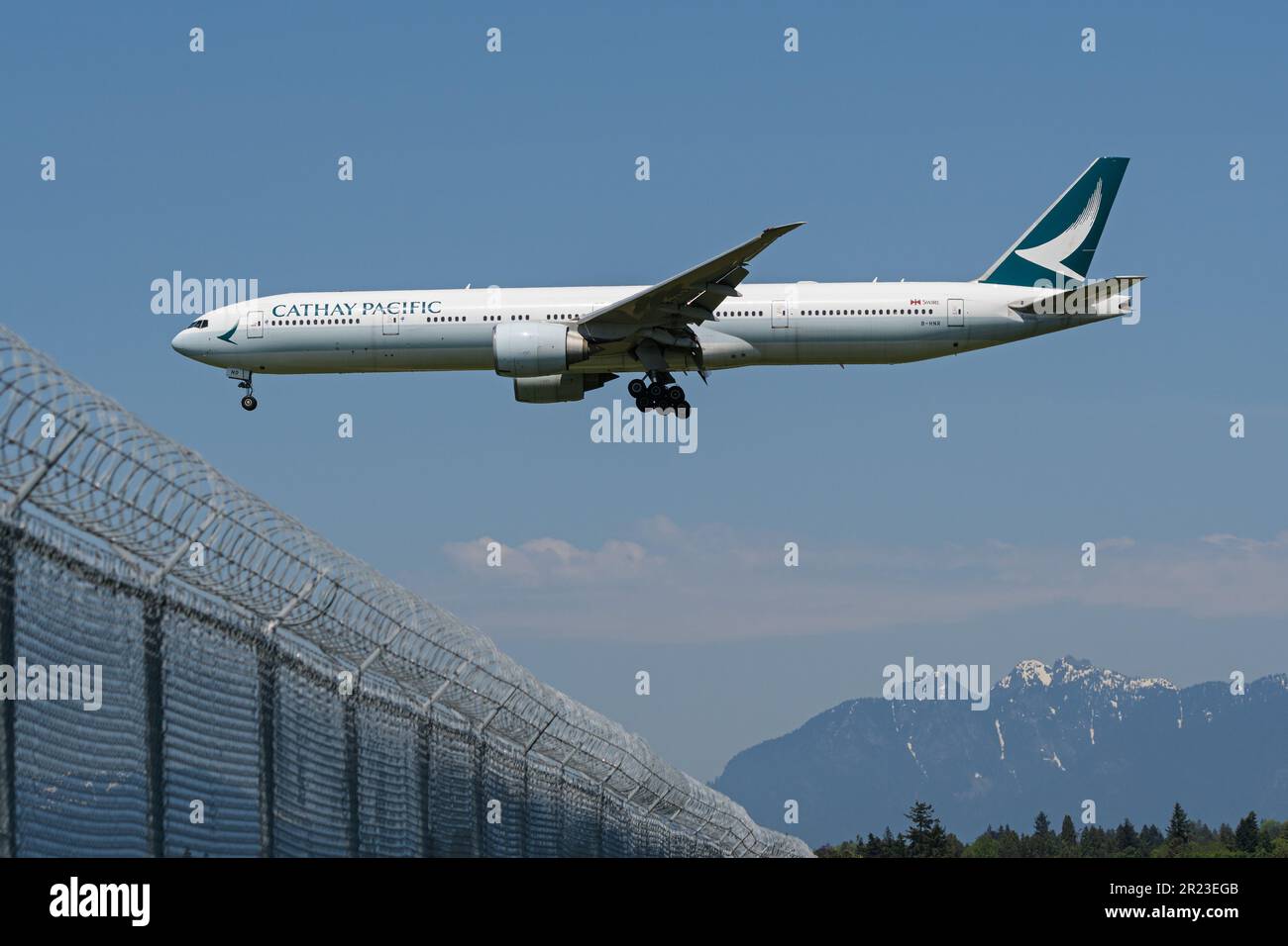 Richmond, British Columbia, Kanada. 16. Mai 2023. Ein Cathay Pacific Boeing 777-300ER Jetliner (B-HNR) in der Luft im Landeanflug am Vancouver International Airport. (Kreditbild: © Bayne Stanley/ZUMA Press Wire) NUR REDAKTIONELLE VERWENDUNG! Nicht für den kommerziellen GEBRAUCH! Stockfoto