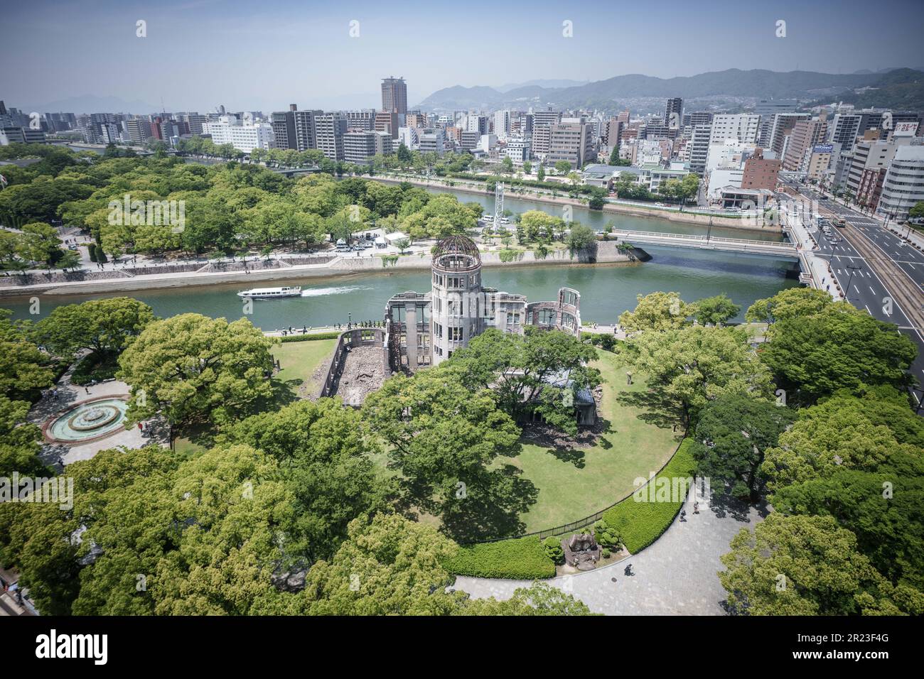 Hiroshima, Japan. 17. Mai 2023. Blick auf den Genbaku Dome im Hiroshima Peace Memorial Park, dem zentralen Ort für den G7-Gipfel in Hiroshima. Vom 19. Bis 21. Mai wird Japan Gastgeber des G7-Gipfels sein. Die "Siebenergruppe" (G7) ist ein informelles Bündnis führender Industrieländer. Die Mitglieder sind Deutschland, Frankreich, Großbritannien, Italien, Japan, Kanada und die USA. Kredit: Michael Kappeler/dpa/Alamy Live News Stockfoto