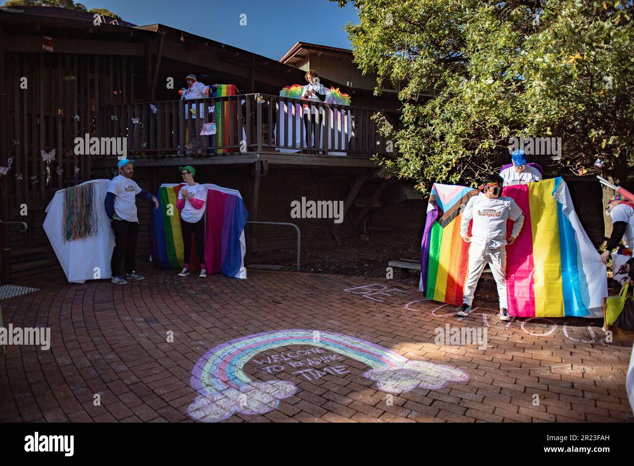Melbourne, Australien, 17. Mai 2023. Nach der Absage eines weiteren Dragster-Storytime-Events aufgrund von Gewaltandrohungen haben die Rainbow Community Angels eine separate Veranstaltung in der Eltham Library organisiert, um die Unterstützung der LGBTQI+-Gemeinschaft für den IDAHOBIT Day zu demonstrieren, den ersten seit Dezember 2022. Kredit: Jay Kogler/Alamy Live News Stockfoto
