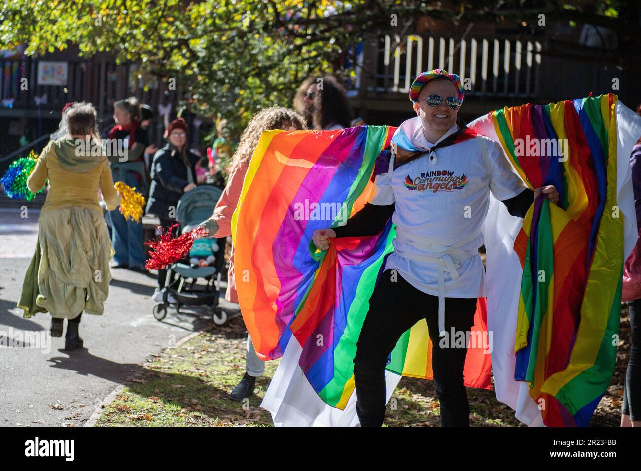 Melbourne, Australien, 17. Mai 2023. Nach der Absage eines weiteren Dragster-Storytime-Events aufgrund von Gewaltandrohungen haben die Rainbow Community Angels eine separate Veranstaltung in der Eltham Library organisiert, um die Unterstützung der LGBTQI+-Gemeinschaft für den IDAHOBIT Day zu demonstrieren, den ersten seit Dezember 2022. Kredit: Jay Kogler/Alamy Live News Stockfoto