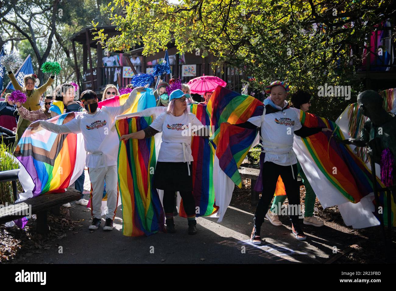 Melbourne, Australien, 17. Mai 2023. Nach der Absage eines weiteren Dragster-Storytime-Events aufgrund von Gewaltandrohungen haben die Rainbow Community Angels eine separate Veranstaltung in der Eltham Library organisiert, um die Unterstützung der LGBTQI+-Gemeinschaft für den IDAHOBIT Day zu demonstrieren, den ersten seit Dezember 2022. Kredit: Jay Kogler/Alamy Live News Stockfoto