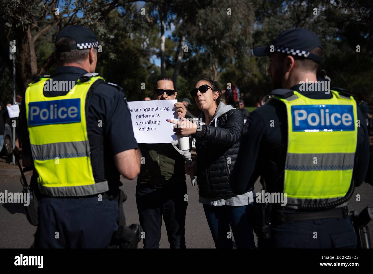 Melbourne, Australien, 17. Mai 2023. Nach der Absage eines weiteren Dragster-Storytime-Events aufgrund von Gewaltandrohungen haben die Rainbow Community Angels eine separate Veranstaltung in der Eltham Library organisiert, um die Unterstützung der LGBTQI+-Gemeinschaft für den IDAHOBIT Day zu demonstrieren, den ersten seit Dezember 2022. Kredit: Jay Kogler/Alamy Live News Stockfoto