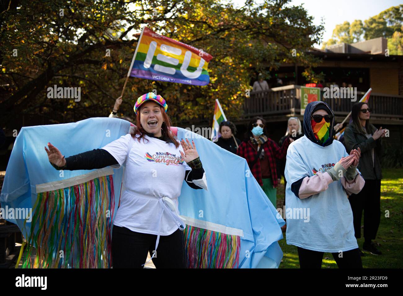 Melbourne, Australien, 17. Mai 2023. Nach der Absage eines weiteren Dragster-Storytime-Events aufgrund von Gewaltandrohungen haben die Rainbow Community Angels eine separate Veranstaltung in der Eltham Library organisiert, um die Unterstützung der LGBTQI+-Gemeinschaft für den IDAHOBIT Day zu demonstrieren, den ersten seit Dezember 2022. Kredit: Jay Kogler/Alamy Live News Stockfoto