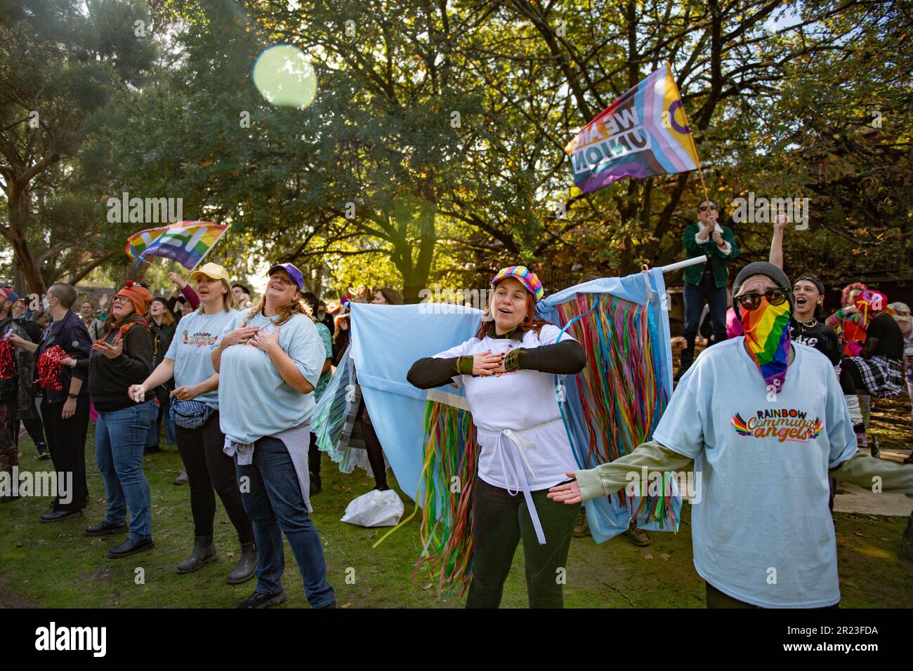Melbourne, Australien, 17. Mai 2023. Nach der Absage eines weiteren Dragster-Storytime-Events aufgrund von Gewaltandrohungen haben die Rainbow Community Angels eine separate Veranstaltung in der Eltham Library organisiert, um die Unterstützung der LGBTQI+-Gemeinschaft für den IDAHOBIT Day zu demonstrieren, den ersten seit Dezember 2022. Kredit: Jay Kogler/Alamy Live News Stockfoto