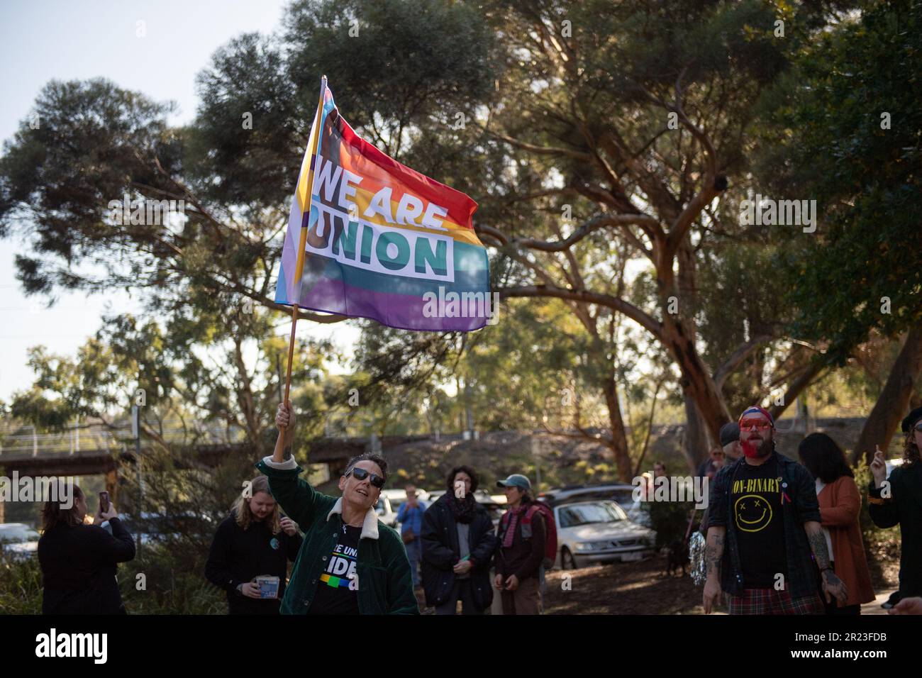 Melbourne, Australien, 17. Mai 2023. Nach der Absage eines weiteren Dragster-Storytime-Events aufgrund von Gewaltandrohungen haben die Rainbow Community Angels eine separate Veranstaltung in der Eltham Library organisiert, um die Unterstützung der LGBTQI+-Gemeinschaft für den IDAHOBIT Day zu demonstrieren, den ersten seit Dezember 2022. Kredit: Jay Kogler/Alamy Live News Stockfoto