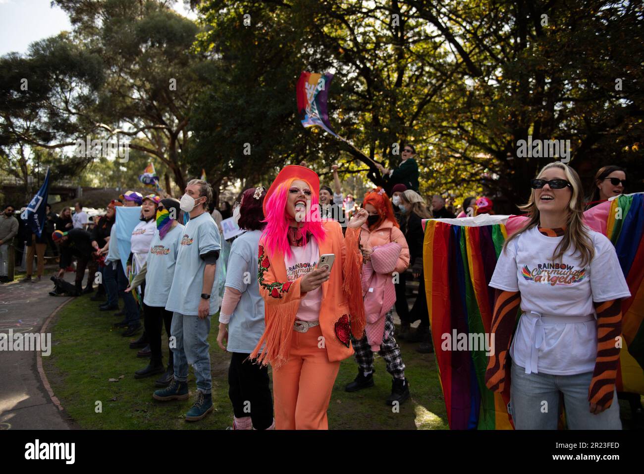 Melbourne, Australien, 17. Mai 2023. Nach der Absage eines weiteren Dragster-Storytime-Events aufgrund von Gewaltandrohungen haben die Rainbow Community Angels eine separate Veranstaltung in der Eltham Library organisiert, um die Unterstützung der LGBTQI+-Gemeinschaft für den IDAHOBIT Day zu demonstrieren, den ersten seit Dezember 2022. Kredit: Jay Kogler/Alamy Live News Stockfoto