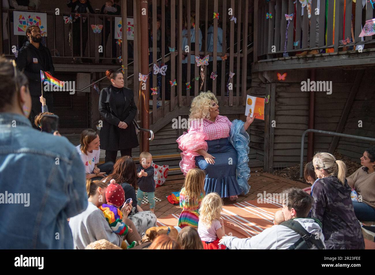 Melbourne, Australien, 17. Mai 2023. Nach der Absage eines weiteren Dragster-Storytime-Events aufgrund von Gewaltandrohungen haben die Rainbow Community Angels eine separate Veranstaltung in der Eltham Library organisiert, um die Unterstützung der LGBTQI+-Gemeinschaft für den IDAHOBIT Day zu demonstrieren, den ersten seit Dezember 2022. Kredit: Jay Kogler/Alamy Live News Stockfoto