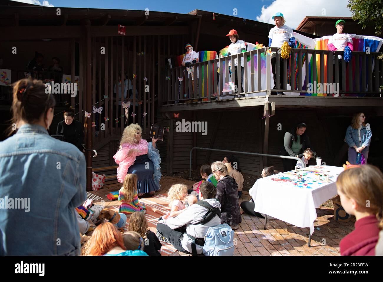 Melbourne, Australien, 17. Mai 2023. Nach der Absage eines weiteren Dragster-Storytime-Events aufgrund von Gewaltandrohungen haben die Rainbow Community Angels eine separate Veranstaltung in der Eltham Library organisiert, um die Unterstützung der LGBTQI+-Gemeinschaft für den IDAHOBIT Day zu demonstrieren, den ersten seit Dezember 2022. Kredit: Jay Kogler/Alamy Live News Stockfoto