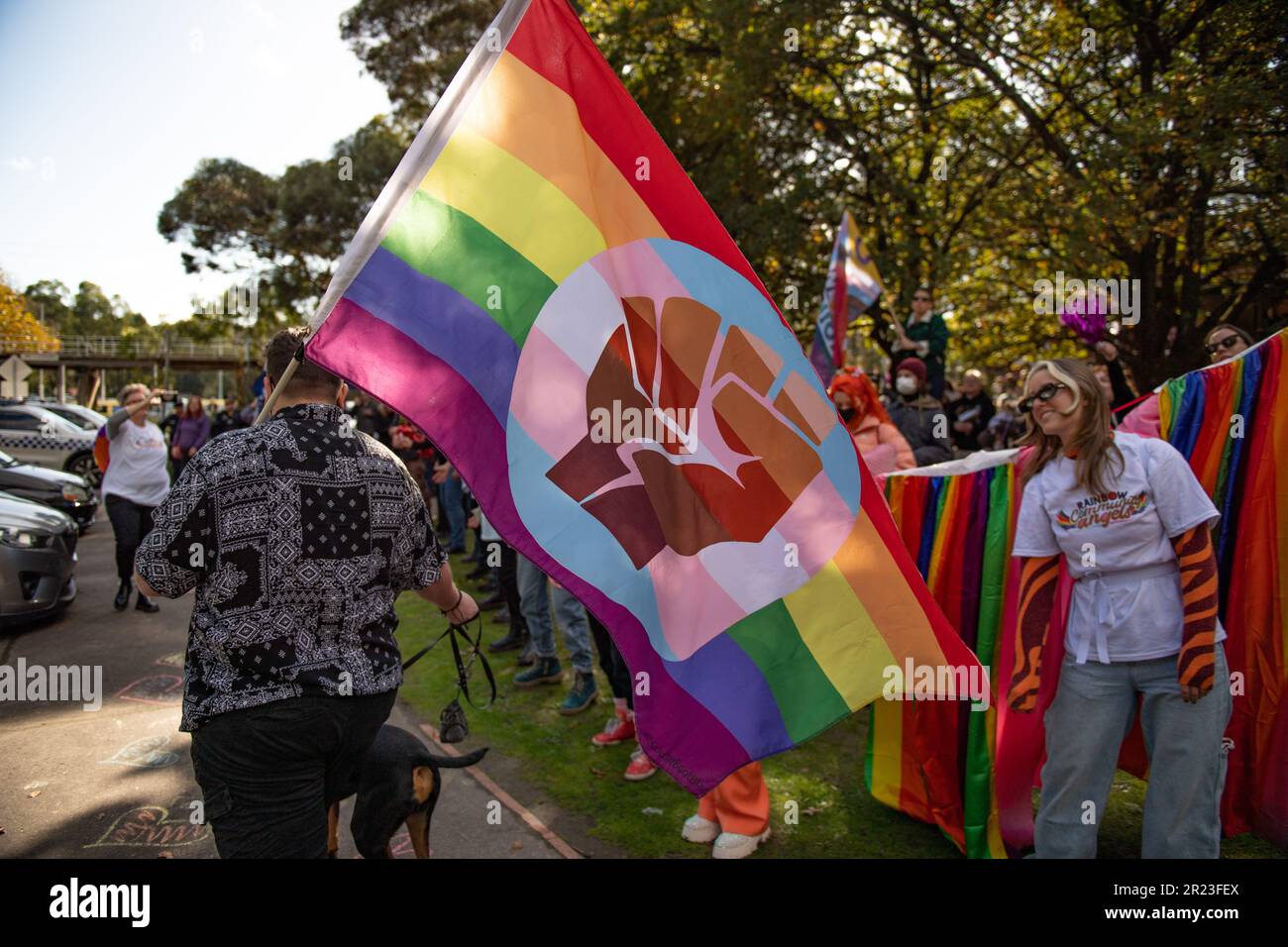 Melbourne, Australien, 17. Mai 2023. Nach der Absage eines weiteren Dragster-Storytime-Events aufgrund von Gewaltandrohungen haben die Rainbow Community Angels eine separate Veranstaltung in der Eltham Library organisiert, um die Unterstützung der LGBTQI+-Gemeinschaft für den IDAHOBIT Day zu demonstrieren, den ersten seit Dezember 2022. Kredit: Jay Kogler/Alamy Live News Stockfoto