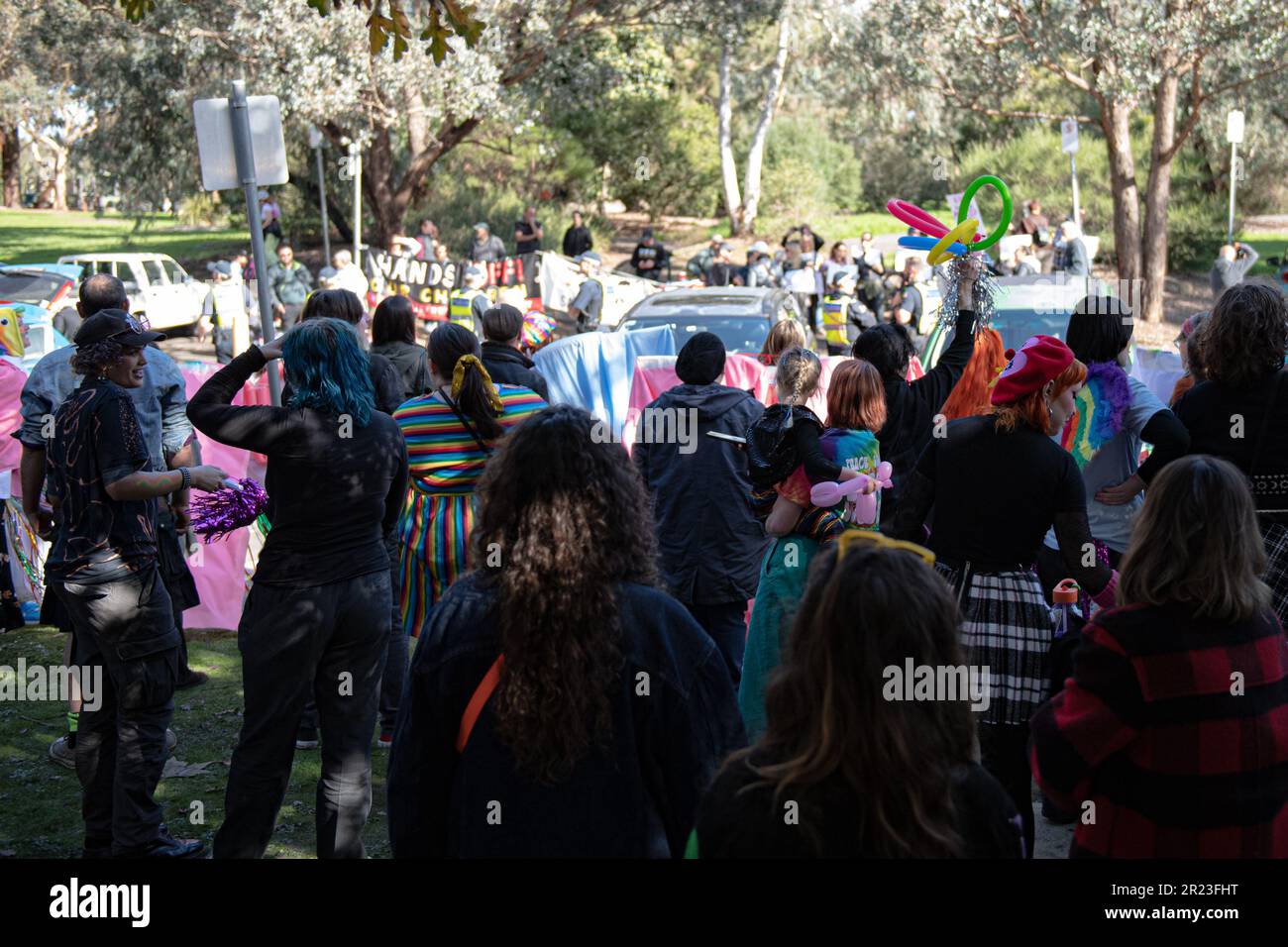 Melbourne, Australien, 17. Mai 2023. Nach der Absage eines weiteren Dragster-Storytime-Events aufgrund von Gewaltandrohungen haben die Rainbow Community Angels eine separate Veranstaltung in der Eltham Library organisiert, um die Unterstützung der LGBTQI+-Gemeinschaft für den IDAHOBIT Day zu demonstrieren, den ersten seit Dezember 2022. Kredit: Jay Kogler/Alamy Live News Stockfoto
