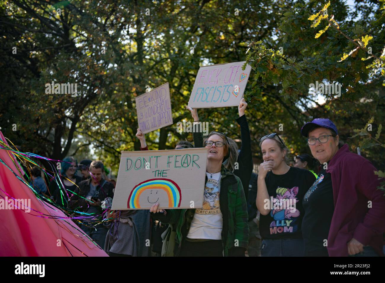 Melbourne, Australien, 17. Mai 2023. Nach der Absage eines weiteren Dragster-Storytime-Events aufgrund von Gewaltandrohungen haben die Rainbow Community Angels eine separate Veranstaltung in der Eltham Library organisiert, um die Unterstützung der LGBTQI+-Gemeinschaft für den IDAHOBIT Day zu demonstrieren, den ersten seit Dezember 2022. Kredit: Jay Kogler/Alamy Live News Stockfoto