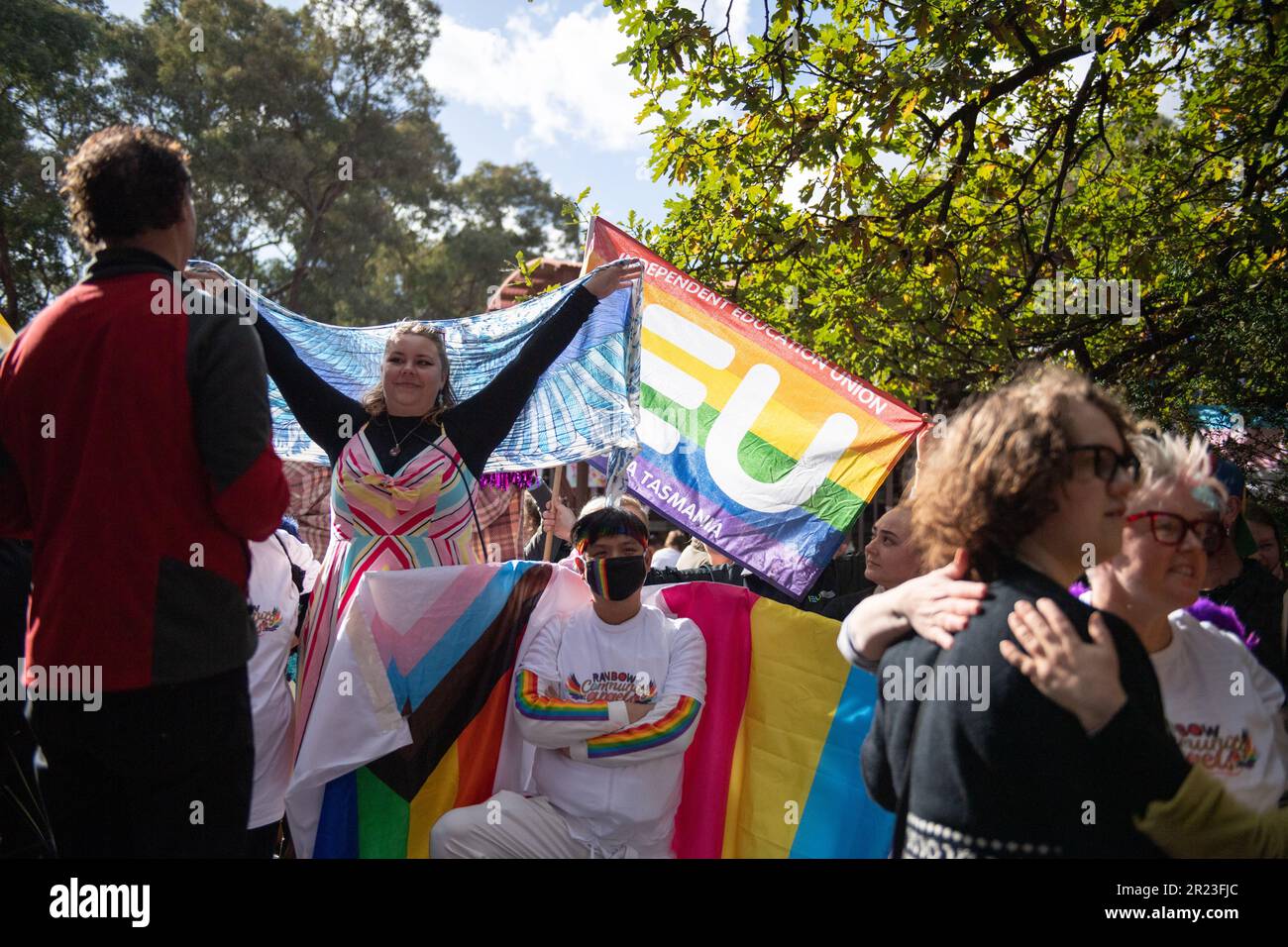 Melbourne, Australien, 17. Mai 2023. Nach der Absage eines weiteren Dragster-Storytime-Events aufgrund von Gewaltandrohungen haben die Rainbow Community Angels eine separate Veranstaltung in der Eltham Library organisiert, um die Unterstützung der LGBTQI+-Gemeinschaft für den IDAHOBIT Day zu demonstrieren, den ersten seit Dezember 2022. Kredit: Jay Kogler/Alamy Live News Stockfoto