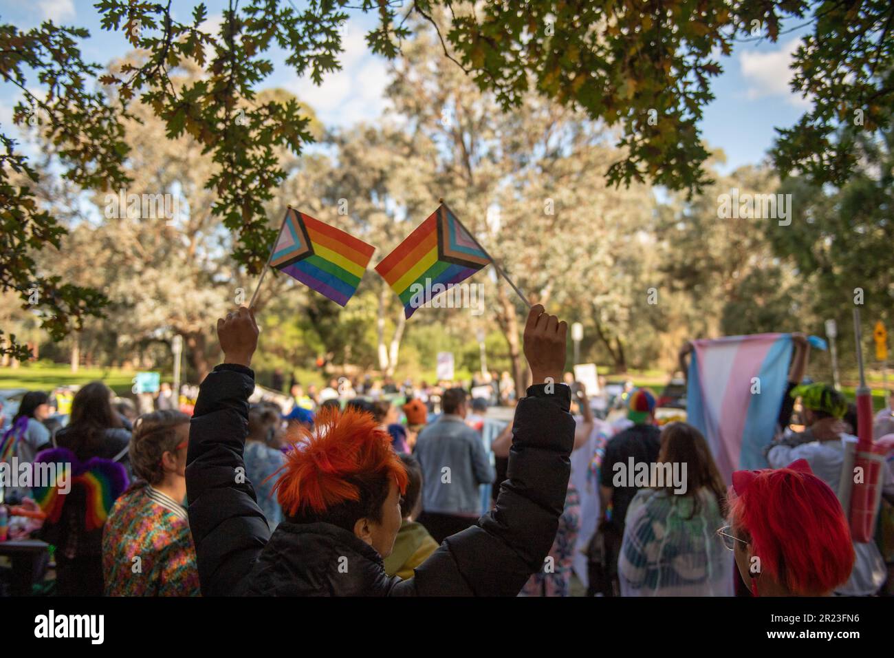 Melbourne, Australien, 17. Mai 2023. Nach der Absage eines weiteren Dragster-Storytime-Events aufgrund von Gewaltandrohungen haben die Rainbow Community Angels eine separate Veranstaltung in der Eltham Library organisiert, um die Unterstützung der LGBTQI+-Gemeinschaft für den IDAHOBIT Day zu demonstrieren, den ersten seit Dezember 2022. Kredit: Jay Kogler/Alamy Live News Stockfoto