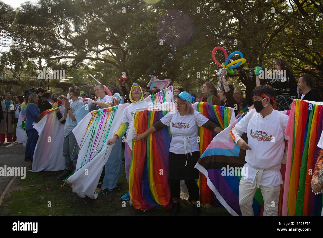 Melbourne, Australien, 17. Mai 2023. Nach der Absage eines weiteren Dragster-Storytime-Events aufgrund von Gewaltandrohungen haben die Rainbow Community Angels eine separate Veranstaltung in der Eltham Library organisiert, um die Unterstützung der LGBTQI+-Gemeinschaft für den IDAHOBIT Day zu demonstrieren, den ersten seit Dezember 2022. Kredit: Jay Kogler/Alamy Live News Stockfoto