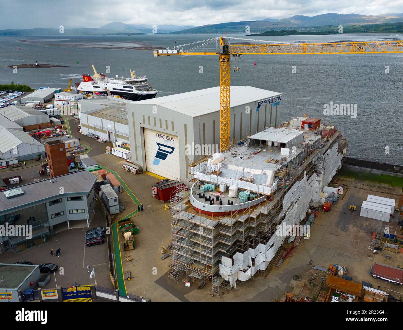 Port Glasgow, Schottland, Großbritannien. 16. Mai 2023 Neueste Luftaufnahmen der Werft Ferguson Marine in Port Glasgow mit Glen Sannox und Hull 802. Stockfoto