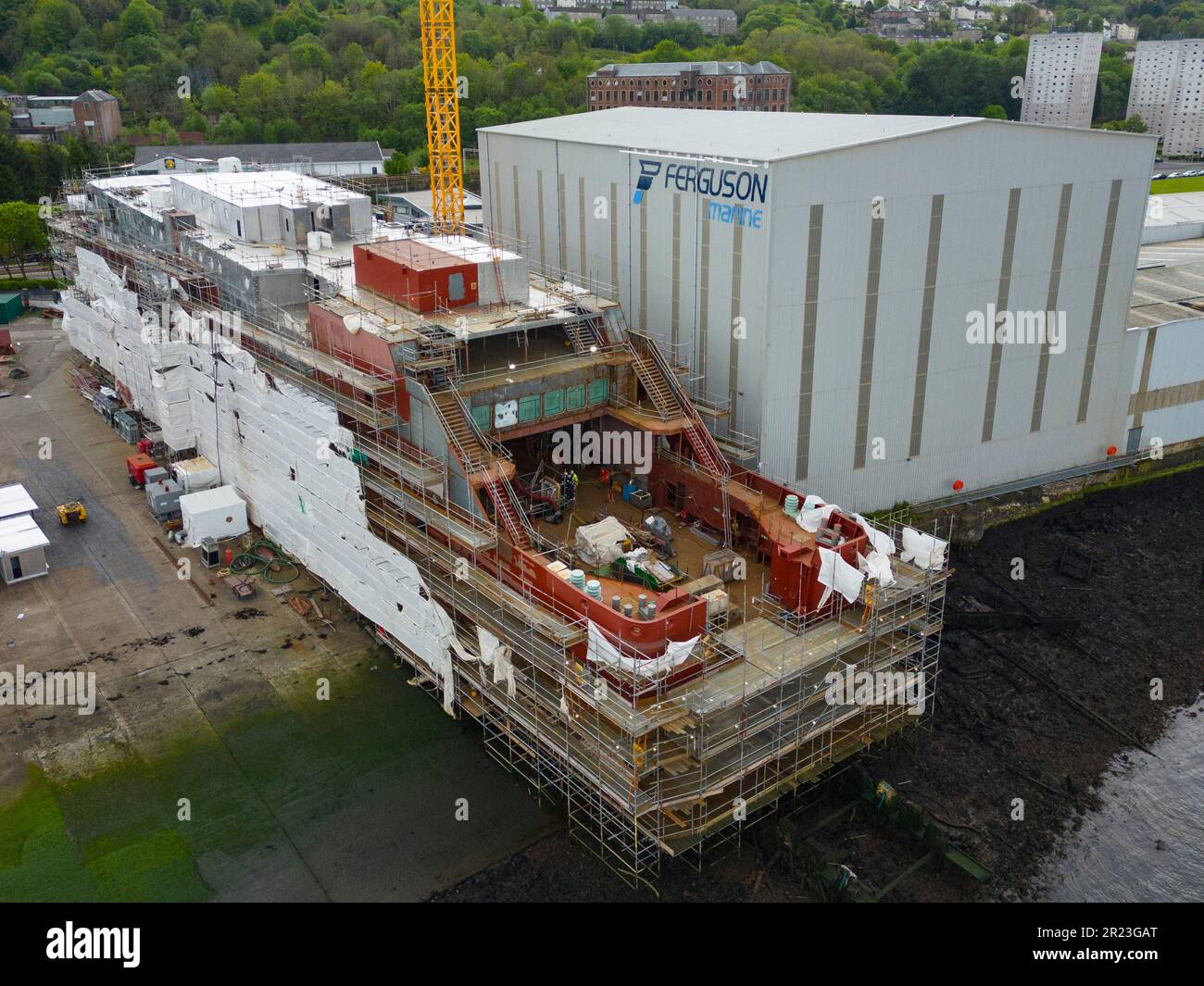 Port Glasgow, Schottland, Großbritannien. 16. Mai 2023 Neueste Luftaufnahmen der Werft Ferguson Marine in Port Glasgow mit Glen Sannox und Hull 802. Stockfoto