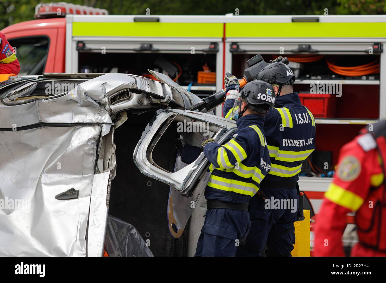 Otopeni, Rumänien - 15. Mai 2023: Rumänische Ersthelfer, Feuerwehrleute und Sanitäter trainieren, um das Opfer eines Motorradunfalls zu befreien und zu retten Stockfoto