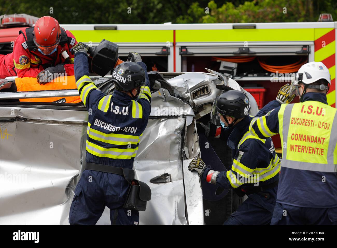 Otopeni, Rumänien - 15. Mai 2023: Rumänische Ersthelfer, Feuerwehrleute und Sanitäter trainieren, um das Opfer eines Motorradunfalls zu befreien und zu retten Stockfoto