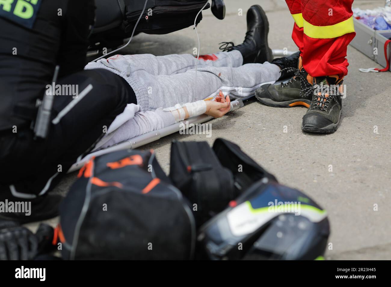 Otopeni, Rumänien - 15. Mai 2023: Rumänische Ersthelfer, Feuerwehrleute und Sanitäter trainieren, um das Opfer eines Motorradunfalls zu befreien und zu retten Stockfoto
