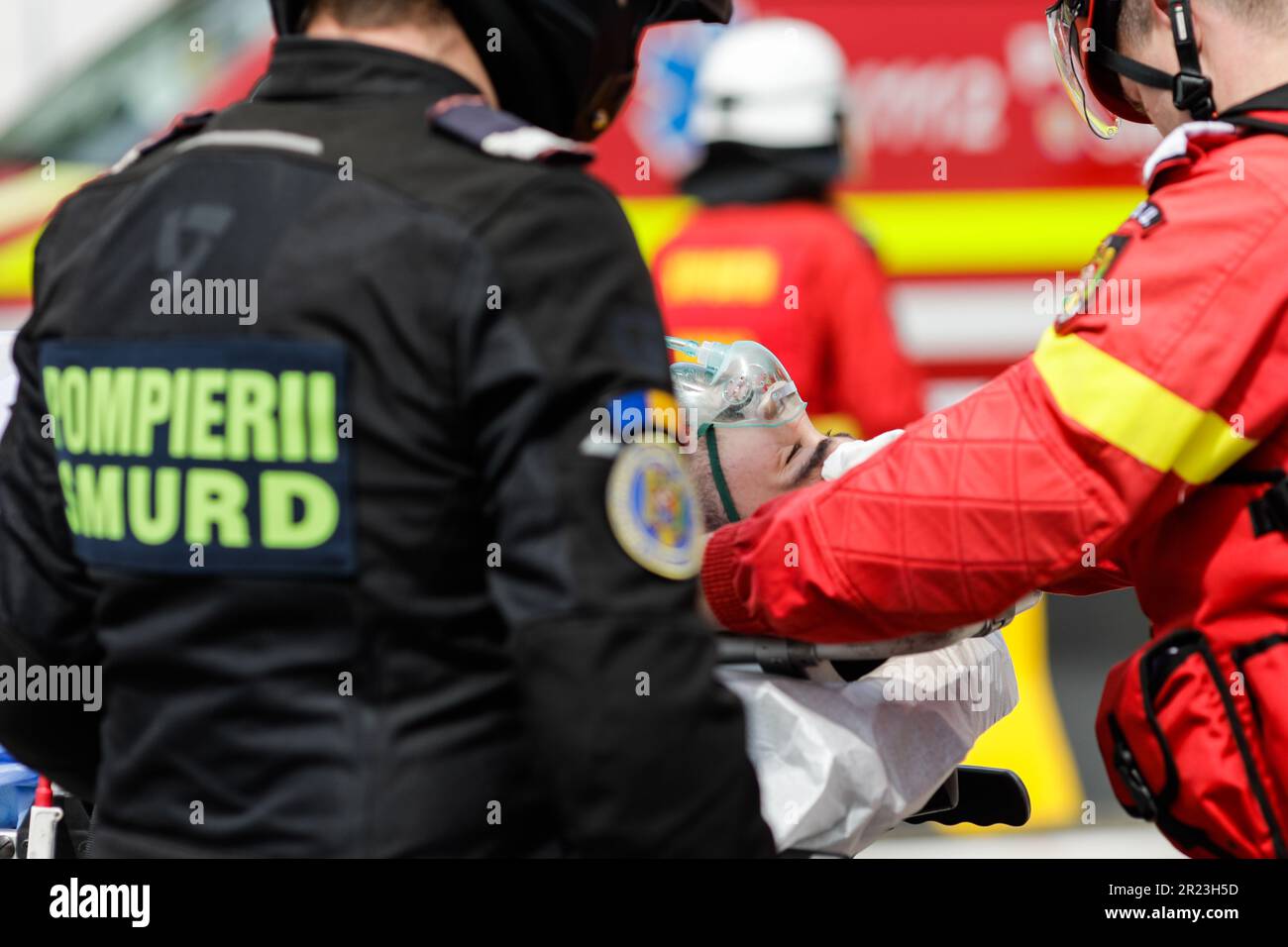 Otopeni, Rumänien - 15. Mai 2023: Rumänische Ersthelfer, Feuerwehrleute und Sanitäter trainieren, um das Opfer eines Motorradunfalls zu befreien und zu retten Stockfoto