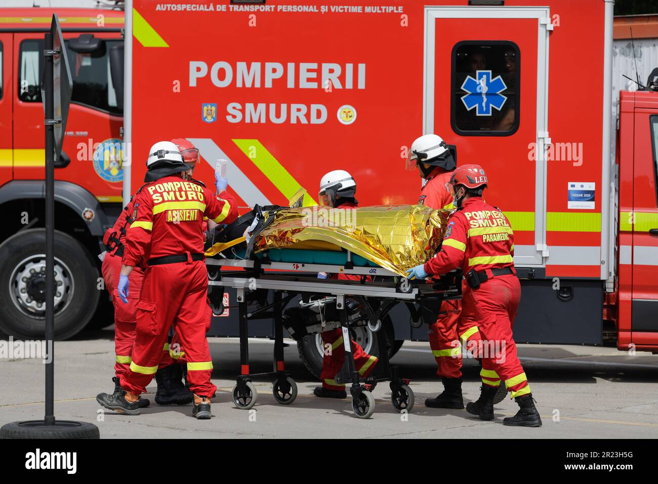 Otopeni, Rumänien - 15. Mai 2023: Rumänische Ersthelfer, Feuerwehrleute und Sanitäter trainieren, um das Opfer eines Motorradunfalls zu befreien und zu retten Stockfoto