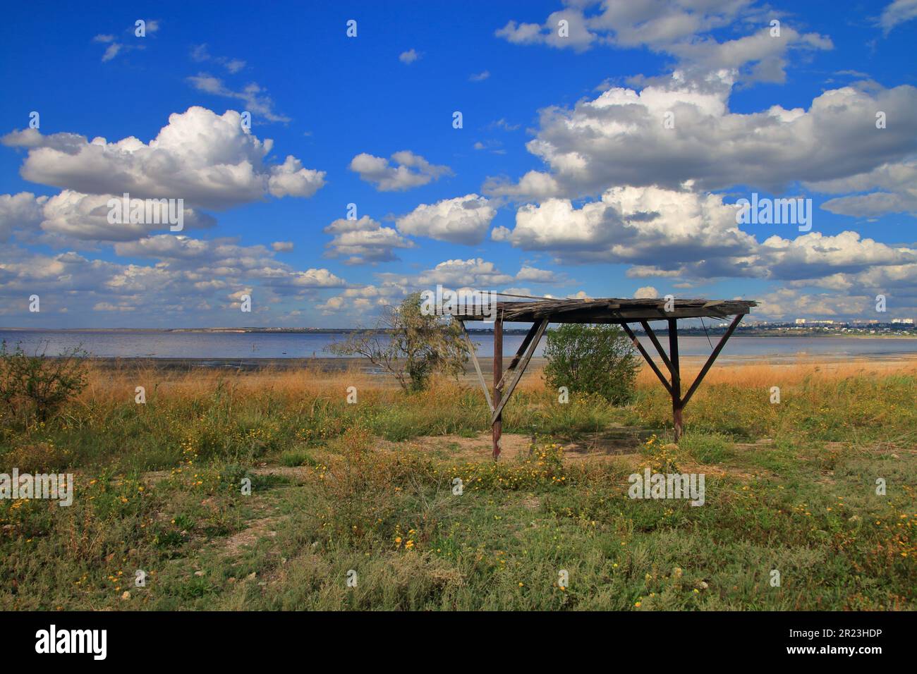 Das Foto wurde in Odessa gemacht. Am Ufer der Mündung namens Kuyalnik. Auf dem Bild Wolken über den Ufern der Flussmündung, überwuchert mit wildem Flo Stockfoto
