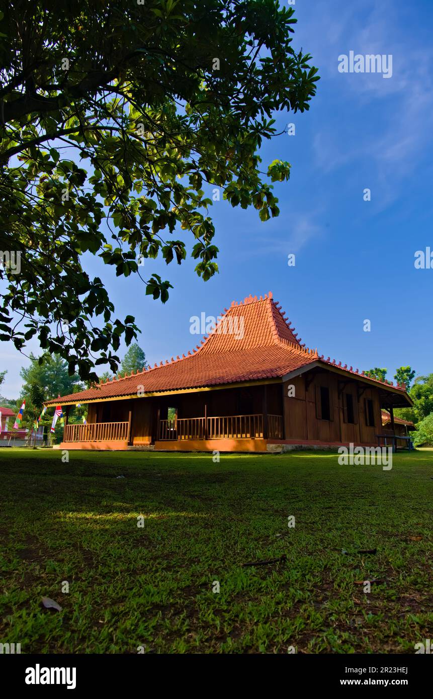 Jakarta, Indonesien, Mai 14 2023, traditionelles Haus aus Zentral-Java Indonesien, das Gebäude, das allgemein Pavillon oder joglo House genannt wird, Jogg Stockfoto