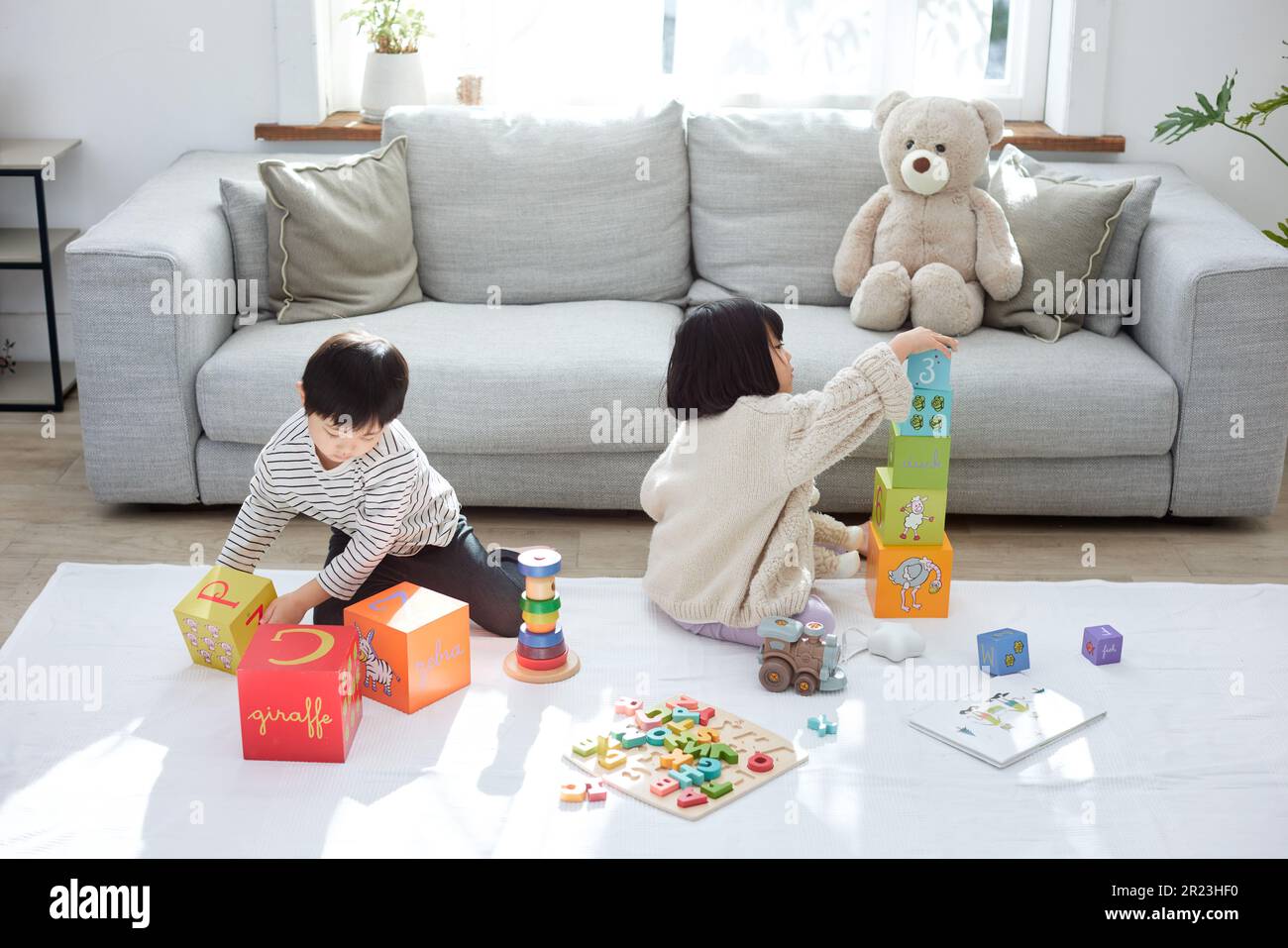 Japanische Kinder zu Hause Stockfoto