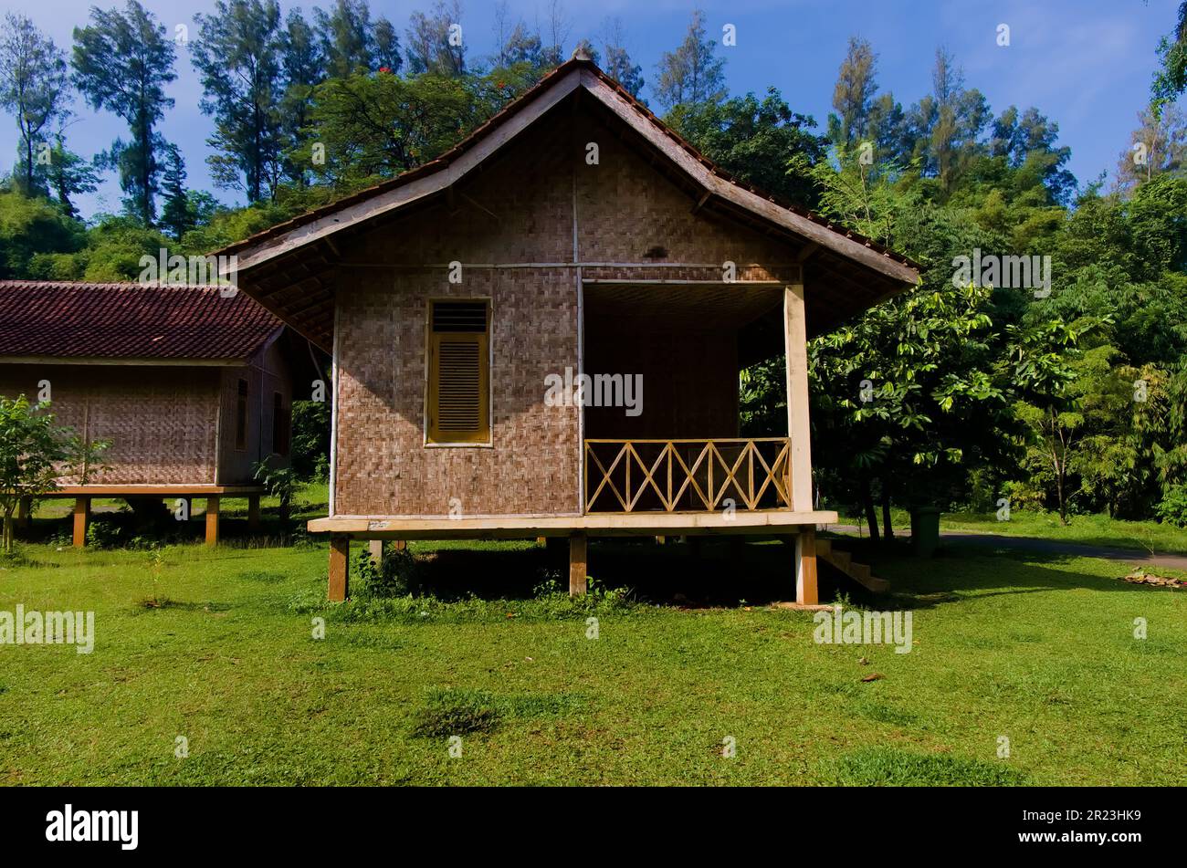 Jakarta, Indonesien, Mai 14 2023, traditionelles Haus aus Indonesien, ein Gebäude, das gemeinhin als Pfahlhaus bezeichnet wird, wobei die meisten Materialien w verwenden Stockfoto