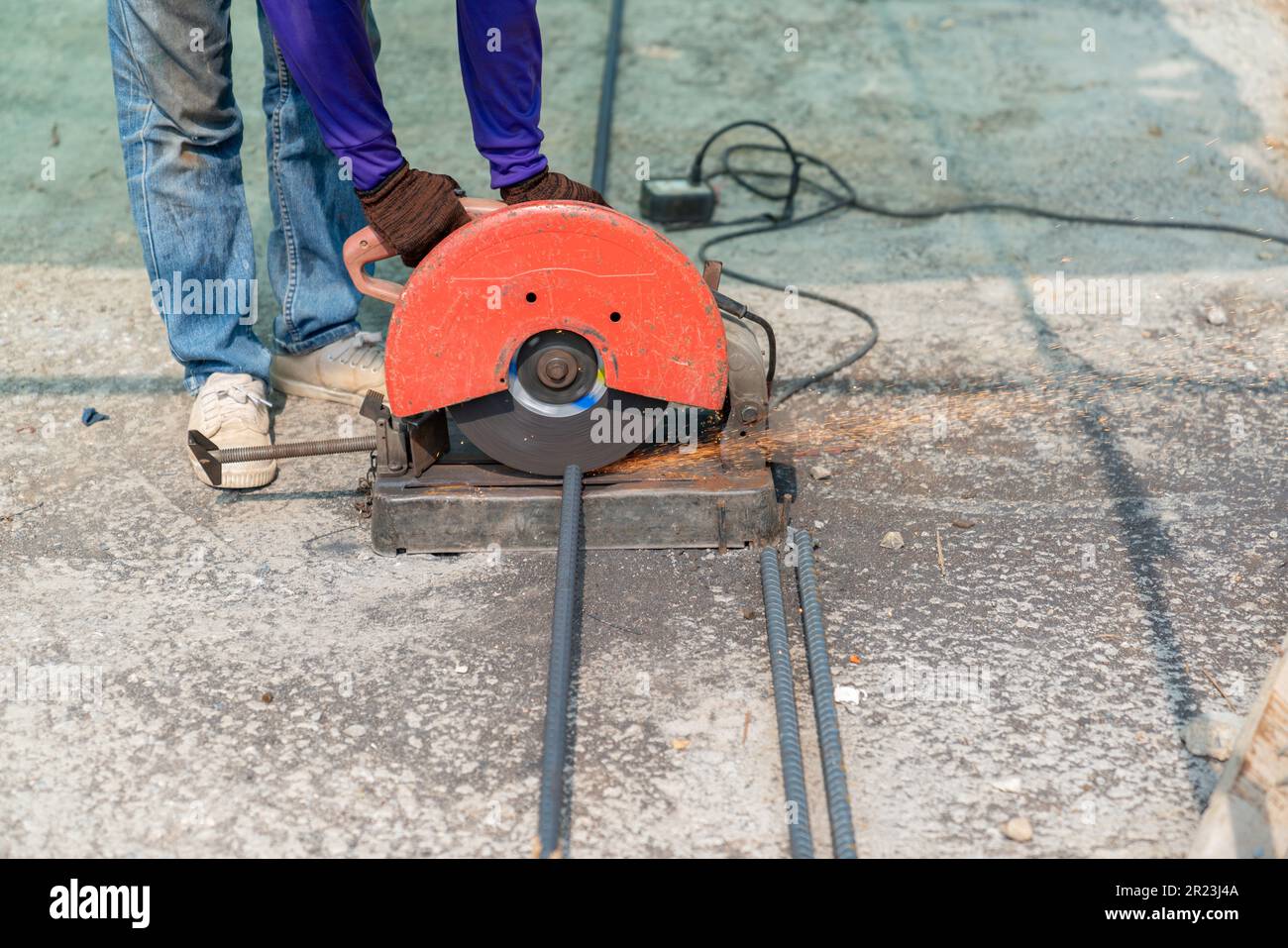 Arbeiter verwenden Industrie Elektrofaser Schneiden von Stahlstangen, Baukonzept. Stockfoto