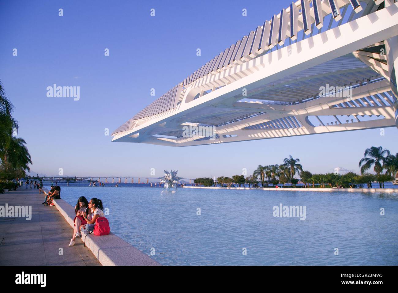 Rio De Janeiro, Brasilien. 16. Mai 2023. Menschen ruhen sich vor dem Museum of Tomorrow in Rio de Janeiro, Brasilien, 16. Mai 2023. Das Museum ist ein Wahrzeichen von Rio de Janeiro und ein Ort, der dazu gedacht ist, alle Möglichkeiten für die Gestaltung der Zukunft zu erkunden, sich vorzustellen und zu begreifen. Kredit: Claudia Martini/Xinhua/Alamy Live News Stockfoto