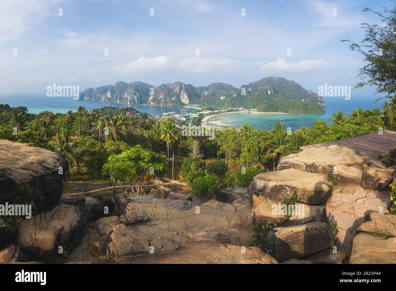 Blick auf die Insel Ko Phi Phi Don vom Hügel über der Stadt Ton Sai, Provinz Krabi, Thailand Stockfoto