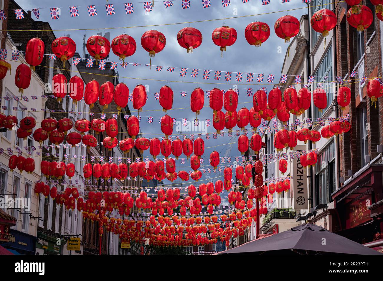 Blick auf chinesische Papierlaternen, die über einer Straße hängen Stockfoto